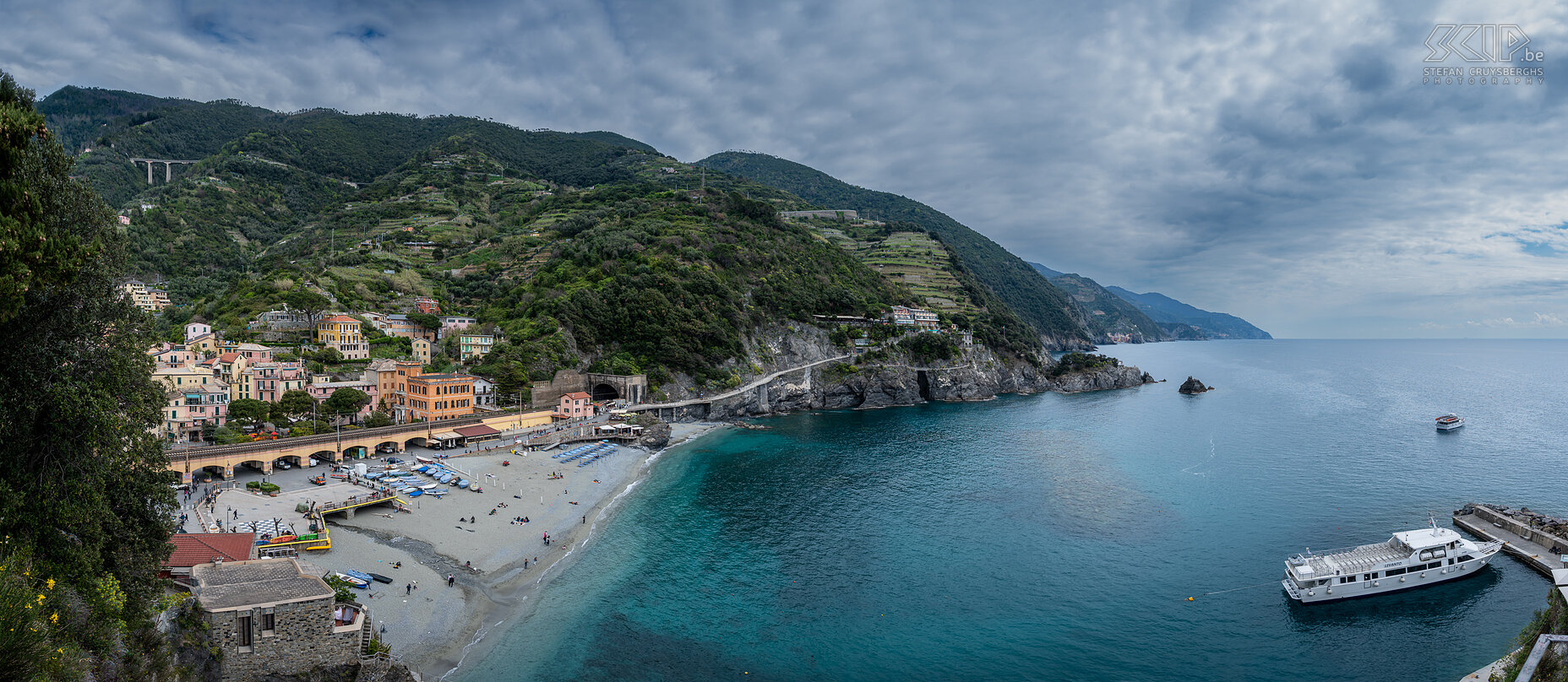 Monterosso al Mare Panorama zicht vanaf Chiesa di San Francesco bovenop de heuvel, die het oude deel van Monterosso scheidt van het nieuwe deel. Stefan Cruysberghs